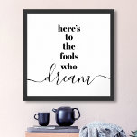 Poster Aqui está para tolos que sonham tipografia branca<br><div class="desc">"Aqui estão os tolos que sonham." Seja um daqueles que sempre deixa o seu otimismo controlar a sua visão e as suas aspirações. Esta poster estrelada, moderna, gráfica, minimalista combina tipografia ousada, san-serif com escrita à mão, tudo em preto e branco. Excelente de citação inspiradora e motivação para inspirá-lo o...</div>
