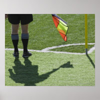 Árbitro de futebol segurando bandeira.
