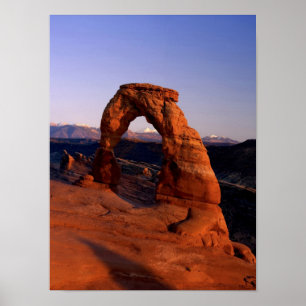 Póster Arco Delicado ao pôr do sol com La coberto de neve