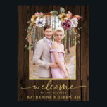 Poster Arco Floral de Madeira Rústica Fotografia Boas-Vin<br><div class="desc">Sinal de Boas-Vindas de Casamento com Arco Floral de Madeira Rústica com um arco elegante emoldurado com flores rústicas e folhagens em um fundo de madeira de casa de fazenda rústica. Nossa tipografia de roteiro personalizada combinada com sua foto e detalhes torna este o complemento perfeito para o seu casamento,...</div>