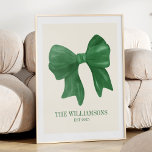 Poster Arco Verde Coquette Coquette de Data Final da Famí<br><div class="desc">Celebre o legado de sua família com este Poster de Arco Verde Coquette com o Nome Personalizado da Família no Est Date, um encantador acréscimo a qualquer casa. Com um delicado arco verde e uma escrita elegante, esta design combina um toque flexível e feminino com a personalização do eterno. Perfeito...</div>