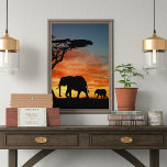 Póster Arte Afafricana De Elefante Sunset<br><div class="desc">Linda fotografia contemporânea do pôr do sol africano e da silhueta de árvores e elefantes. Esta design é para o amante da natureza africana, animais, vida selvagem, elefantes, férias de safari ou cores brilhantes e vibrantes do verão. Clássico e elegante artigo de decoração para aqueles que adoram decorar o seu...</div>
