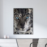Poster Arte Fotográfica de Leopardo Azul<br><div class="desc">Adicione um toque de beleza selvagem à sua decoração com a "Poster de Arte da Fotografia Leopardo Azul". Esta trabalho de arte impressionante mostra uma fotografia de perto da face de um leopardo, mostrando seus olhos azuis piercing e vívidos. O olhar intenso e detalhamento intrincado capturam a majestosa e poderosa...</div>