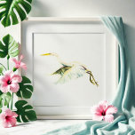 Poster Arte tropical do Herão Branco excelente<br><div class="desc">Traga serenidade para o seu espaço com esta arte do Herão Branco Excelente. Como parte de uma série de aquarelas, esta impressão apresenta o espetacular héron na pintura de voo de Victoria Grigaliunas. Esta impressão de aquarela apresenta uma haste a subir numa composição minimalista sobre um fundo branco limpo, fazer-a...</div>