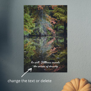 Poster Árvores coloridas refletindo sobre a água calma