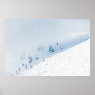 Poster Árvores congeladas e nuvens nas montanhas