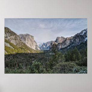 POSTER ÁRVORES VERDES PERTO DA MONTANHA SOB PELE NUVEM DU