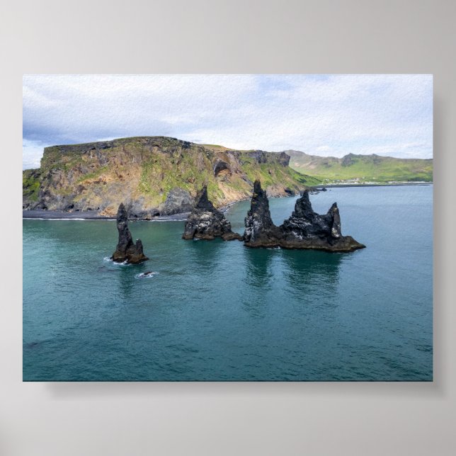Poster As formações rochosas Reynisdrangar na Islândia (Frente)