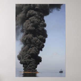 Póster As nuvens de fumo escuras e de fogo emergem