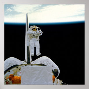 Poster Astronauta Flutuante acima da Descoberta do Shuttl