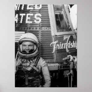 Póster Astronauta John Glenn se posiciona ao lado da Amiz