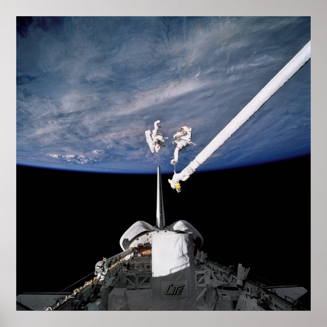Póster Astronautas conduzem espaçonave acima da descobert (Frente)