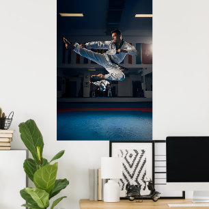 Poster Atleta de Taekwondo Realizando Chute Lateral Voado