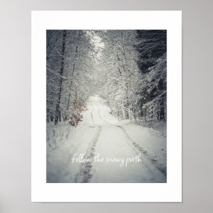 Poster Atravessar uma floresta de inverno coberta de neve