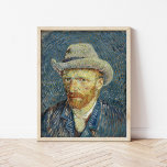 Poster Autorretrato | Vincent Van Gogh<br><div class="desc">Autorretrato com Felt Hat (1887), Cinza, do artista poste-impressionista holandês Vincent Van Gogh. Van Gogh frequentemente se usou como modelo para praticar pintura artística. É claro que ele estudou a técnica do pontilhismo, mas suas pinceladas não são sistemáticas e aplicou as marcas de forma única. Esta pintura é também uma...</div>