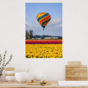 Poster Balão de ar quente sobre o campo de tulipas em Por