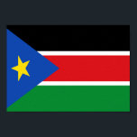 Póster Bandeira do Sudão do Sul<br><div class="desc">A bandeira sudanesa do Sul é um tricolor horizontal embebido em listras brancas e, do lado esquerdo, um triângulo com uma estrela no meio. As cores usadas na bandeira são azul, verde, vermelho, amarelo, branco, preto. A proporção da bandeira sudanesa do Sul é de 1:2. A bandeira do Sudão do...</div>
