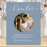 Poster Bar Aberto Foto Personalizada Dusty Bebidas Nivela<br><div class="desc">Abrir Bar! Caligrafia simples, mas elegante, esta placa de bar de casamento mostra bar aberto em caligrafia elegante, e bebidas estão sobre nós, ressaca em você! . Personalize esta placa de casamento elegante com seu noivado ou foto de casal favorito e nomes! COPYRIGHT © 2020 Judy Burrows, Black Dog Art...</div>