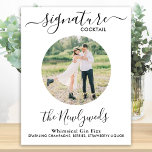 Poster Bar de Bebida de Casamento Personalizada de Cockta<br><div class="desc">Bebidas de Assinatura! Caligrafia simples, mas elegante, esta placa de bar de bebida característica apresenta um coquetel 'The Newlyweds', personalizado com sua bebida preferida. Personalize esta placa de casamento elegante com a sua foto de noivado ou casais favoritos, o seu nome e a sua bebida de assinatura! Você também pode...</div>