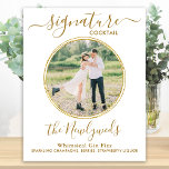 Poster Bar de Fotografias Personalizadas Douradas de Cock<br><div class="desc">Bebidas de Assinatura! Caligrafia simples, mas elegante, esta placa de bar de bebida característica apresenta um coquetel 'The Newlyweds', personalizado com sua bebida preferida. Personalize esta placa de casamento elegante com a sua foto de noivado ou casais favoritos, o seu nome e a sua bebida de assinatura! Você também pode...</div>