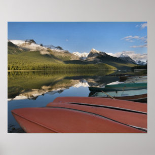Poster Barcos estacionados na margem do lago Maligne,