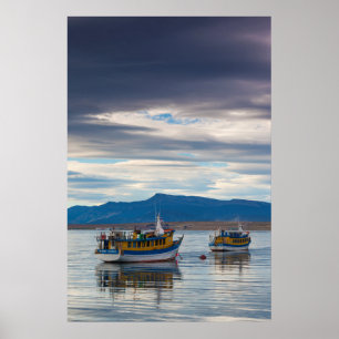 Poster Barcos turísticos na baía Seno Ultima Esperanza