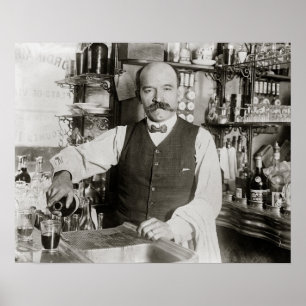 Póster Barman Servindo Bebida, 1910. Foto Antiga
