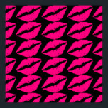 Póster Batom rosa beijo pop arte rosa e preto<br><div class="desc">Um design de pop de um batom rosa quente contra um fundo preto personalizável. Este design de padrão de pop é moderno e moderno em um design de pop punk. Adequado para o quarto de uma adolescente ou qualquer amante da pop.</div>