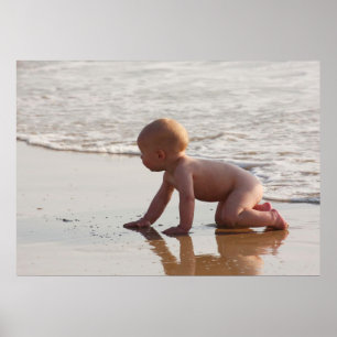 Poster Bebê brincando na areia na praia
