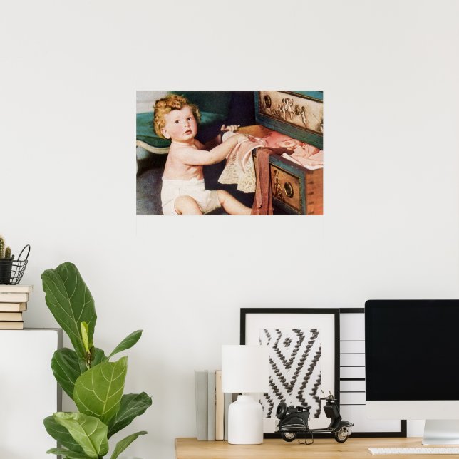 Poster Bebê Fofo Antigo Brincando com Gaveta de Roupas (Escritório em casa)