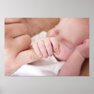 Poster bebê recém-nascido que guardara o dedo dos pais