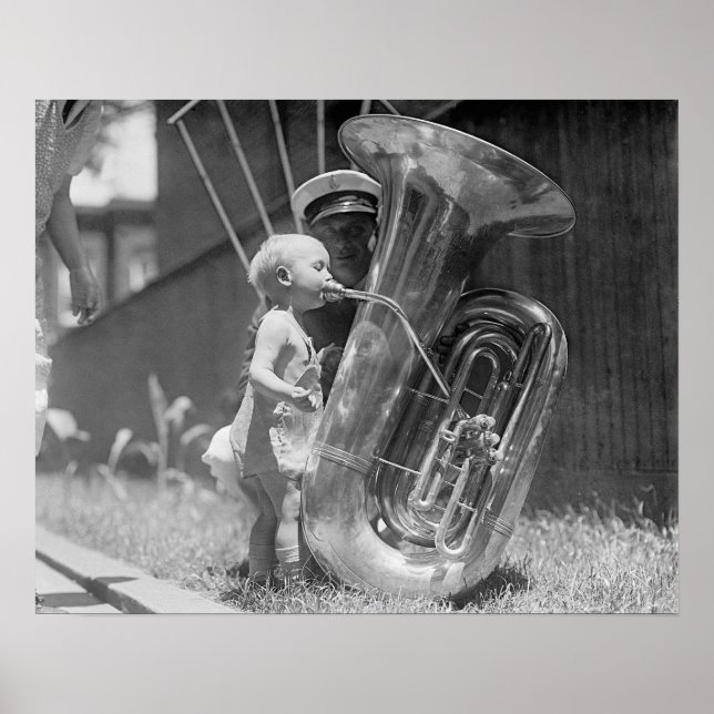 Poster Bebê Tocando Tuba, 1923. Foto Antiga (Frente)