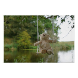 Póster Beertje op schommel aan boom