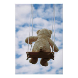 Póster Beertje op schommel met bewolkte blauwe lucht.