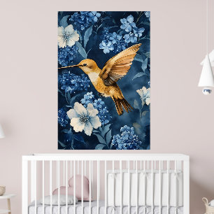 Poster beija-flor dourado voando entre azul e branco