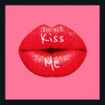 Poster Beije-me lábios de pop do Red Lipstick em rosa-men<br><div class="desc">Beije-me slogan com um design baseado na pop-arte de grandes lábios vermelhos com batom superdimensionado contra um fundo cor-de-rosa-candy entre cinzas. A cor de fundo pode ser personalizada e alterada para qualquer cor brilhante que se adaptasse a você.</div>