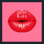 Poster Beije-me lábios de pop do Red Lipstick em rosa-men<br><div class="desc">Beije-me slogan com um design baseado na pop-arte de grandes lábios vermelhos com batom superdimensionado contra um fundo cor-de-rosa-candy entre cinzas. A cor de fundo pode ser personalizada e alterada para qualquer cor brilhante que se adaptasse a você.</div>