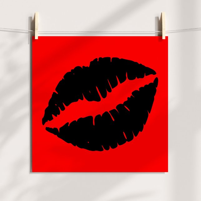 Póster Beijo de Batom Preto Gráfico em Vermelho (Black Lipstick Kiss Graphic on Red Poster)