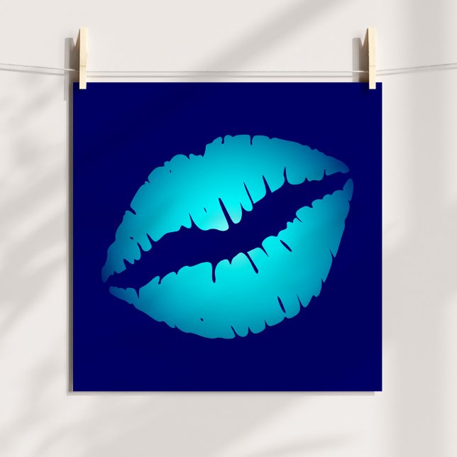 Póster Beijo de Cool Aqua em Azul Escuro (Cool Aqua Kiss on Dark Blue Poster)