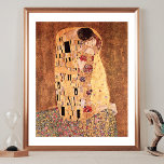 Póster Beijo Gustav Klimt de Belas Artes<br><div class="desc">Poster de arte fina com a pintura a óleo de Gustav Klimt (1862-1918),  The Kiss (c. 1907). Gustav foi nascer na Áustria. Um homem e uma mulher num abraço. A pintura original tem camadas de folha de ouro.</div>