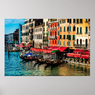 Poster Bela vista da rua d'água e edifícios antigos i