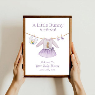 Poster Bem-vindo ao Chá de Bebê da Menina de Vestido Roxo