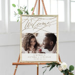 Poster Bem-vindo Foto Romântico Dourado Caligrafia Casame<br><div class="desc">Este pôster de boas-vindas para casamento com foto em caligrafia dourada romântica é perfeito para um casamento simples. O design clássico moderno apresenta redemoinhos sofisticados e floreios caprichosos com uma tipografia elegante e falsa folha dourada de champanhe lettering à mão. Personalize o pôster com o nome da noiva e do...</div>