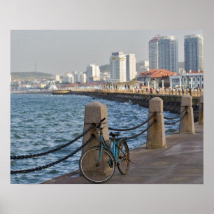 Poster Bicicleta na orla com a silhueta da cidade de Yant