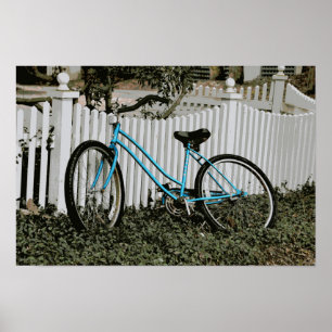 Poster Bicicleta Turquesa Encostada numa Cerca Branca