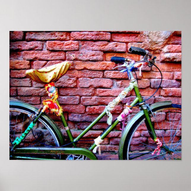Póster Bicicleta Verde Debruçando-se sobre uma Parede de  (Frente)