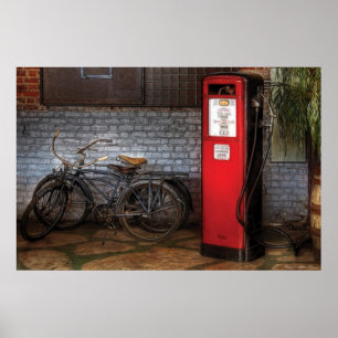 Póster Bike - Two Bikes and a Gas Pump