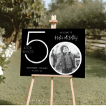 Póster Black Modern Photo 50th Birthday - Sinal de boas-v<br><div class="desc">Bem-vindos convidados para a sua comemoração de 50 anos com este maravilhoso sinal de boas-vindas editável. Com um layout elegante e personalizável, este modelo permite que você adicione facilmente sua própria foto e personalize o texto, fazer-o como uma adição perfeita ao seu decor de aniversário de 50 anos. Ideal para...</div>