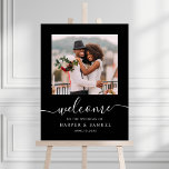 Poster Boas-vindas ao Casamento de Fotografia da Caligraf<br><div class="desc">Sinal moderno de boas-vindas ao casamento (poster) com caligrafia elegante verde e uma fotografia. Para personalização mais avançada deste design,  clique no link Personalizar Mais para alterar a fonte,  o tamanho e a cor.</div>