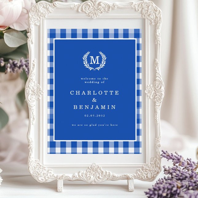 Poster Boas-vindas ao Casamento do Monograma de Gingham A (Blue Gingham Monogram Crest Wedding Welcome Poster)